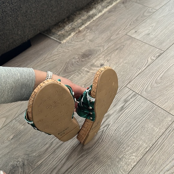 Restricted palm tree leaves sandals NWOT - Picture 3 of 6